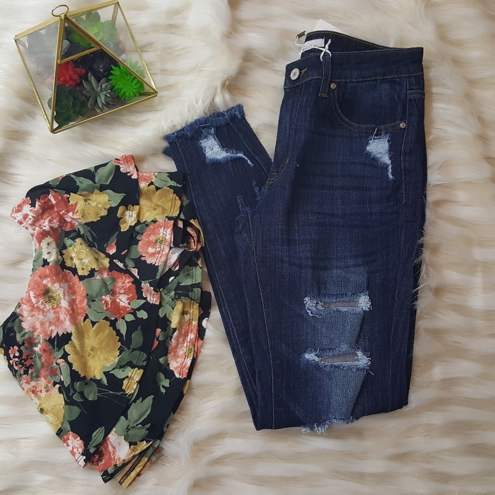 Distressed Frayed Skinny Jeans NWT Price Firm - Picture 4 of 5